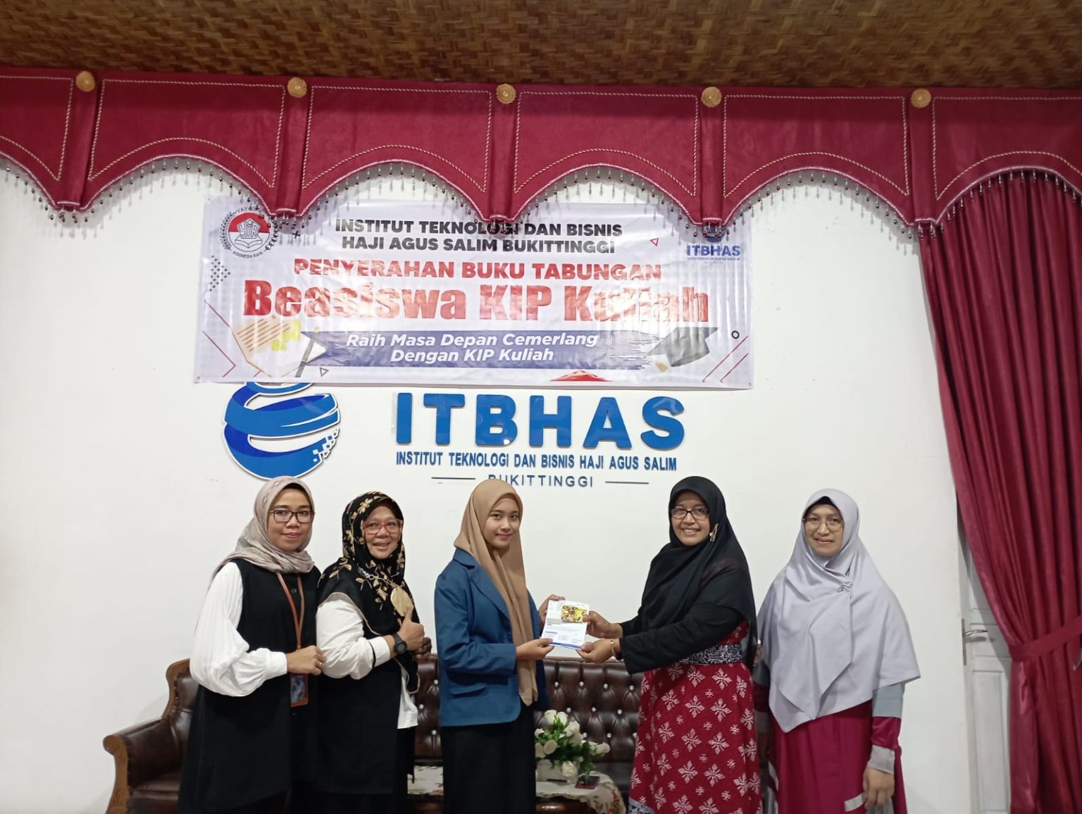 Penyerahan Buku Tabungan Beasiswa – ITB Haji Agus Salim Bukittinggi